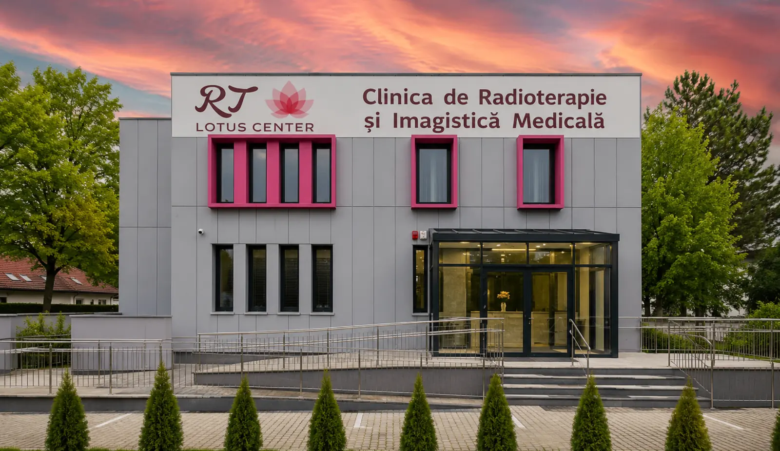 Clinica RT Lotus Center - clădirea gri cu ferestre roz